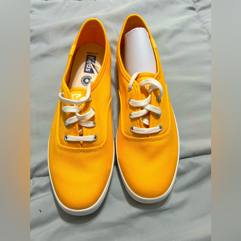 Keds Lace up Sneaker Size 8 Brand New